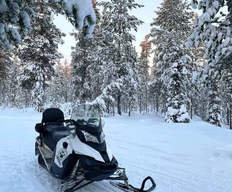 Initiation à la conduite d'une motoneige en Laponie