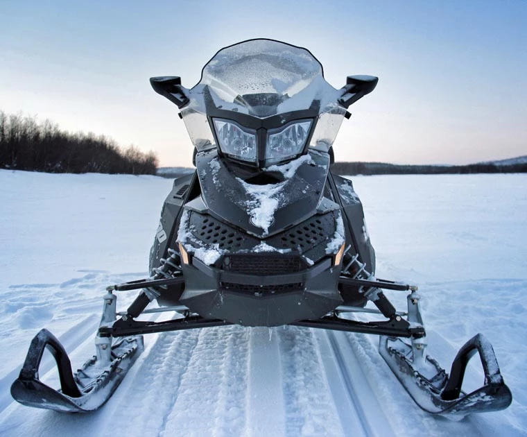 Motoneige stationnée sur un lac gelé en Laponie finlandaise