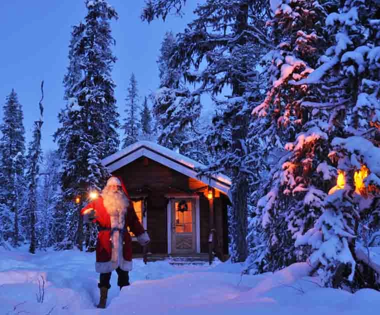 Le Père Noël dans la forêt devant sa maison en Laponie