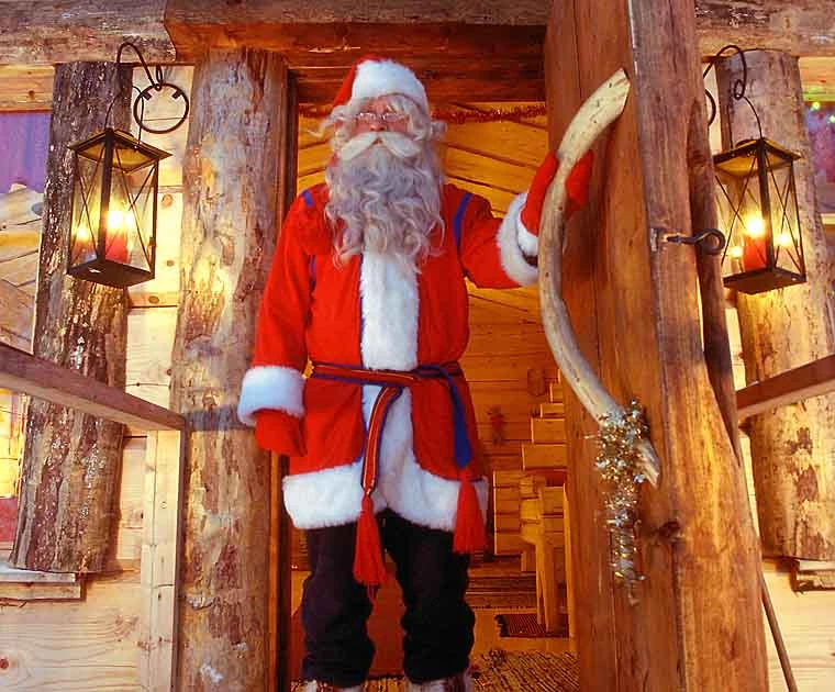 Le père Noël devant sa maison en Laponie