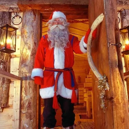 Le Père Noël devant la porte de sa maison non loin d'Harriniva à Noël