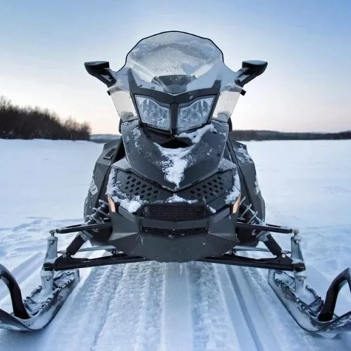 Motoneige stationnée sur un lac gelé près de Jeris à Noël