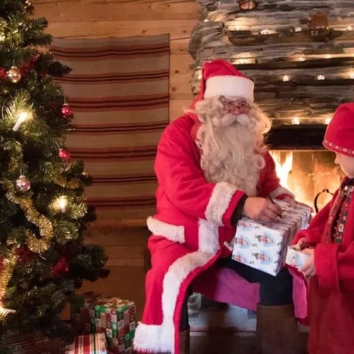 Préparation des cadeaux de Noël pour la soirée de Noël au chalet de Vuontis