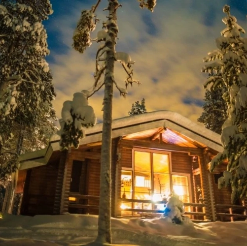 Vue sur le chalet de Vuontis illuminé pour la soirée du Nouvel An