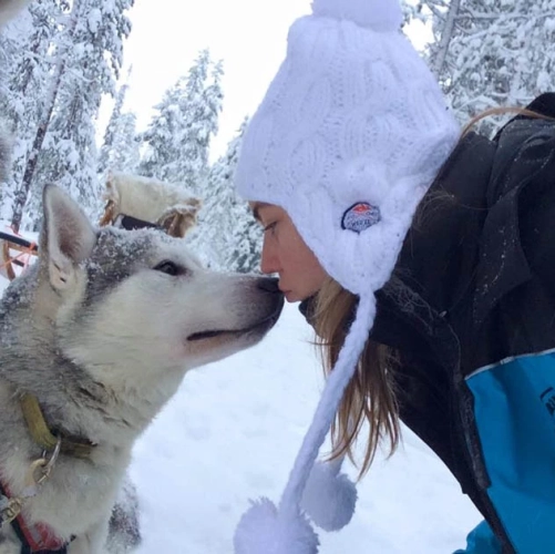 Jeune fille embrassant le museau d'un huskie