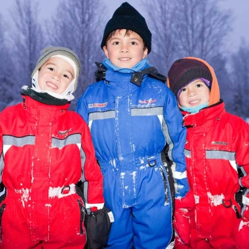 Des enfants couverts de neige Laponie