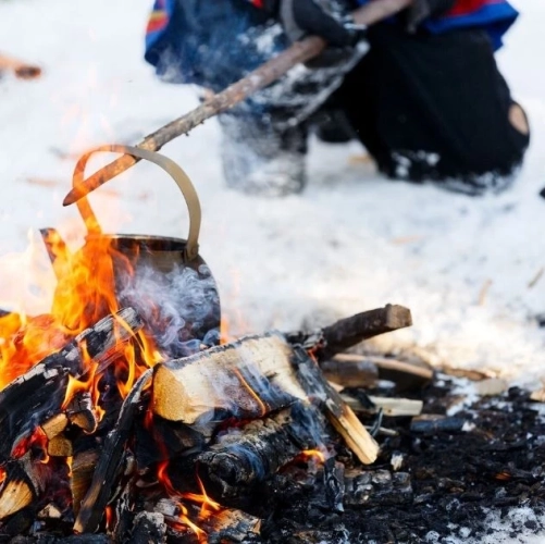 Allumage d'un feu dans la neige pour apprendre la survie en milieu hostile