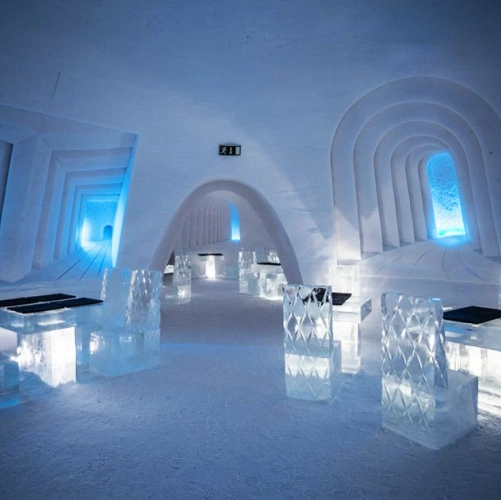 Tables dressées avec soin dans l'insolite Restaurant de glace de Lainio