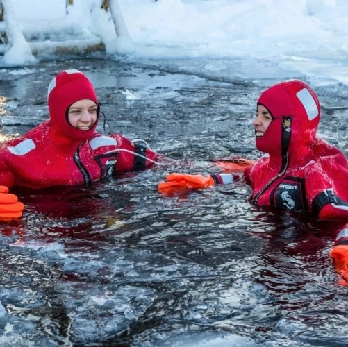 Deux amies profitent des sensations inoubliables de flotter dans l’eau gelée du lac