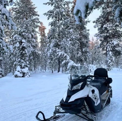 Initiation à la motoneige pour le safari vers le chalet de Vuontis à Noël