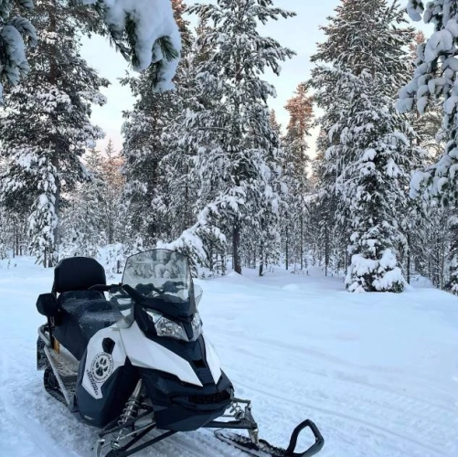 Initiation à la motoneige avant le safari à la recherche du Père Noël