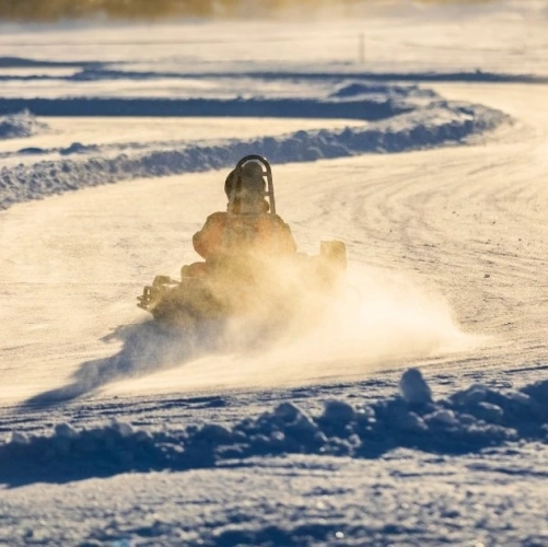 Conduite d'un kart sur une piste glacée