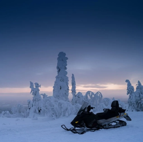 Motoneige sur les hauteurs d'Harriniva à Noël
