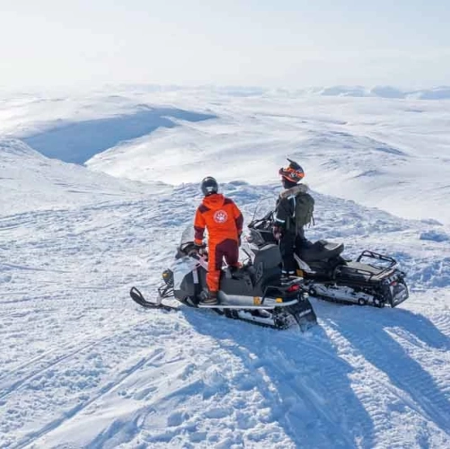 Motoneiges en direction de Kilpisjarvi