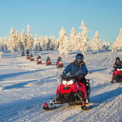 Motoneiges en famille sur un lac gelé