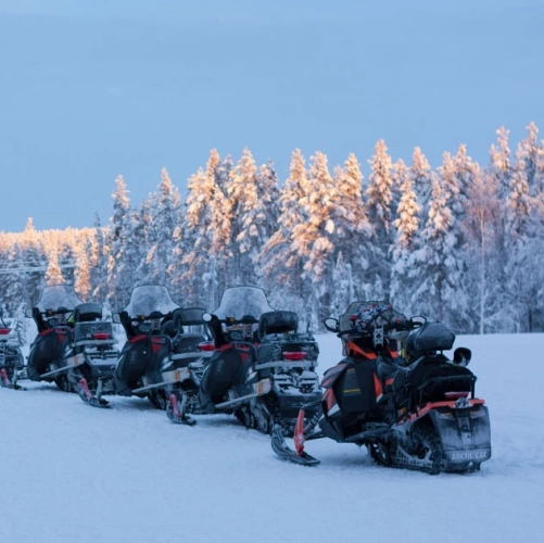 Motoneiges pour l'initiation avant le safari à la recherche du Père Noël