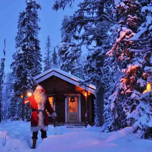 La maison magique du Père Noël sous les lumières de Noël