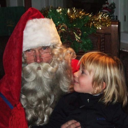 Un enfant sur les genoux du Père Noël lors de la soirée de remise des cadeaux