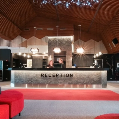 La chaleur feutrée de la réception de l'hôtel