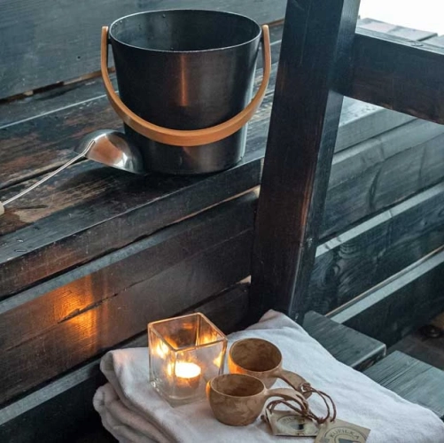 Sauna traditionnel pour une parenthèse de chaleur avant le safari de 8 jours en motoneige