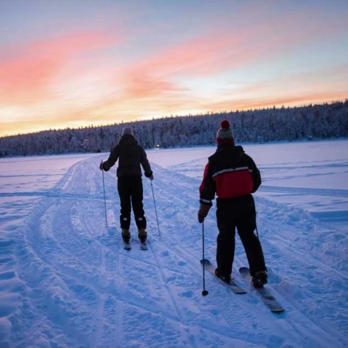 Un couple en skis de fond sur le lac immaculé