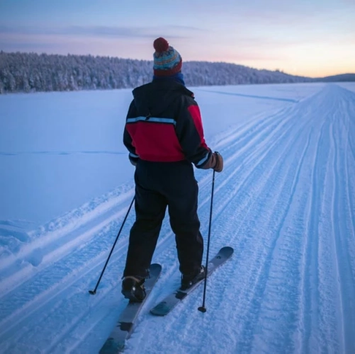 Ski de fond sur le lac Jerisjärvi au Nouvel An