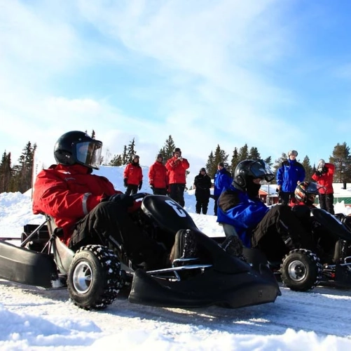 Kart sur glace en famille sur la rivière gelée