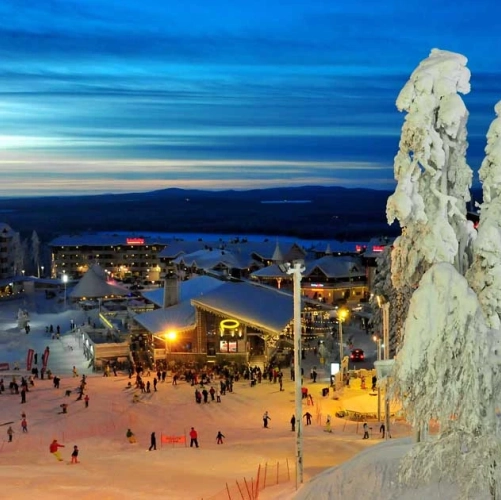 Vue nocturne insolite sur les pistes animées de la station