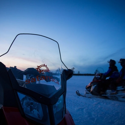 Chasse aux aurores en motoneige sous le ciel d'Ylläs