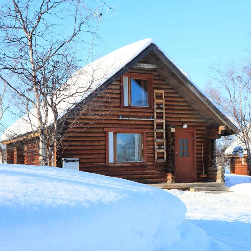 L'extérieur d'un chalet avec sauna de l'hôtel Galdotieva