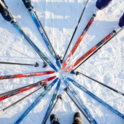 Skis de fond disposés en étoile sur un lac à Muonio, prêts à être loués