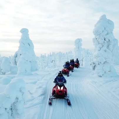 Snowvillage en motoneige depuis Ylläs