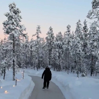 Patinage sur glace en forêt aux alentours de Levi