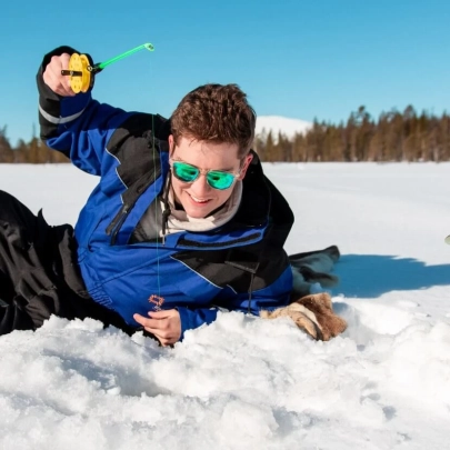 Pêche sous la glace en voiture à Ylläs