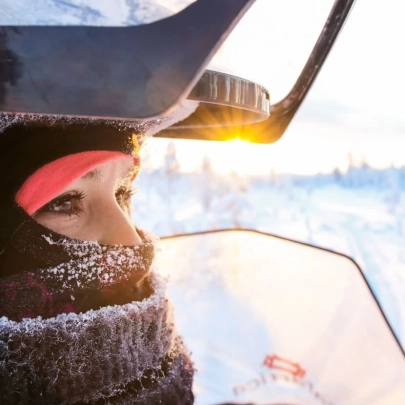 Premiers frissons en motoneige à Ylläs