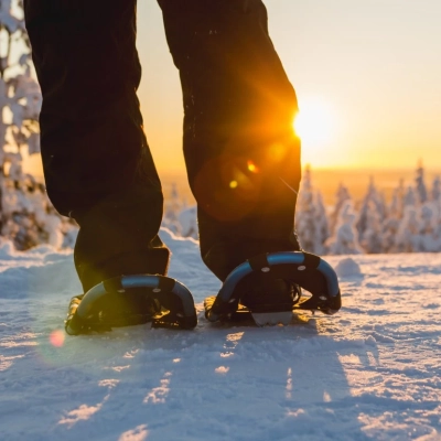 Raquettes et pause chamallows sous les aurores à Ylläs