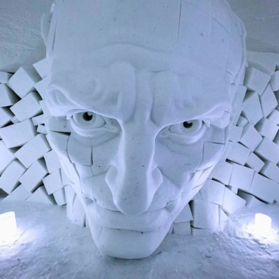 Sculpture de glace du SnowVillage de Lainio sous les aurores depuis Levi