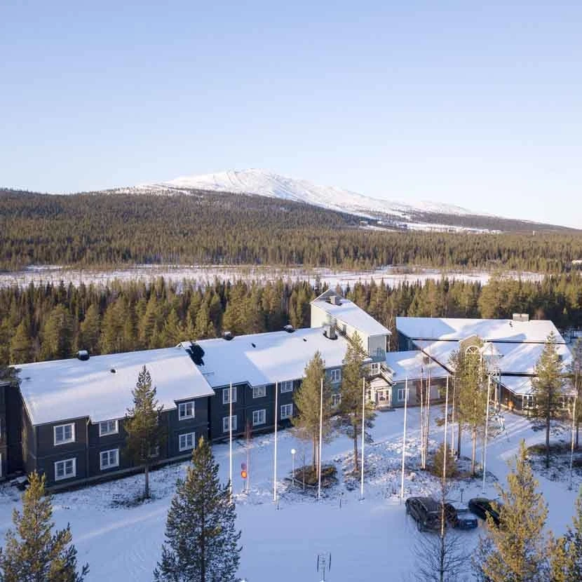 Vue extérieure de l'hôtel Yllasrinne à Kolari en Laponie