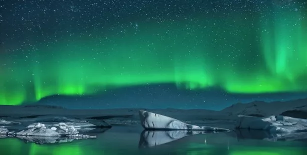 Aurore boréale dans le ciel islandais au-dessus des icebergs