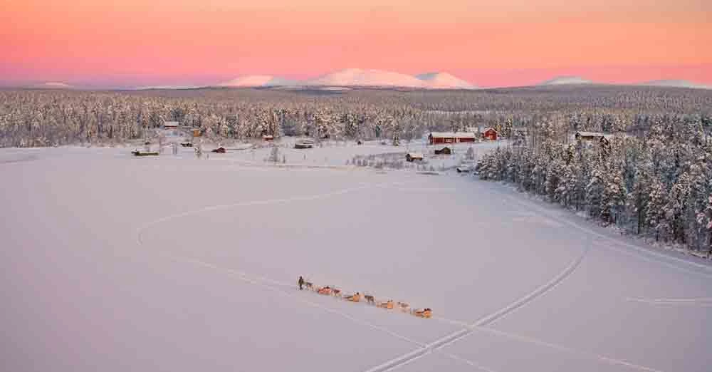 Vue aérienne de l’hôtel Torassieppi et du lac Tarasjärvi