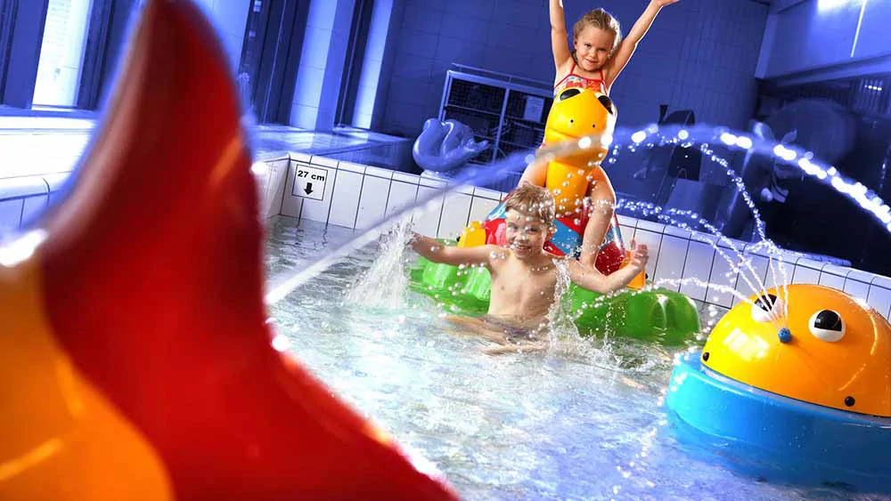 Jeux aquatiques dans la piscine intérieure de l’hôtel Levi Spa