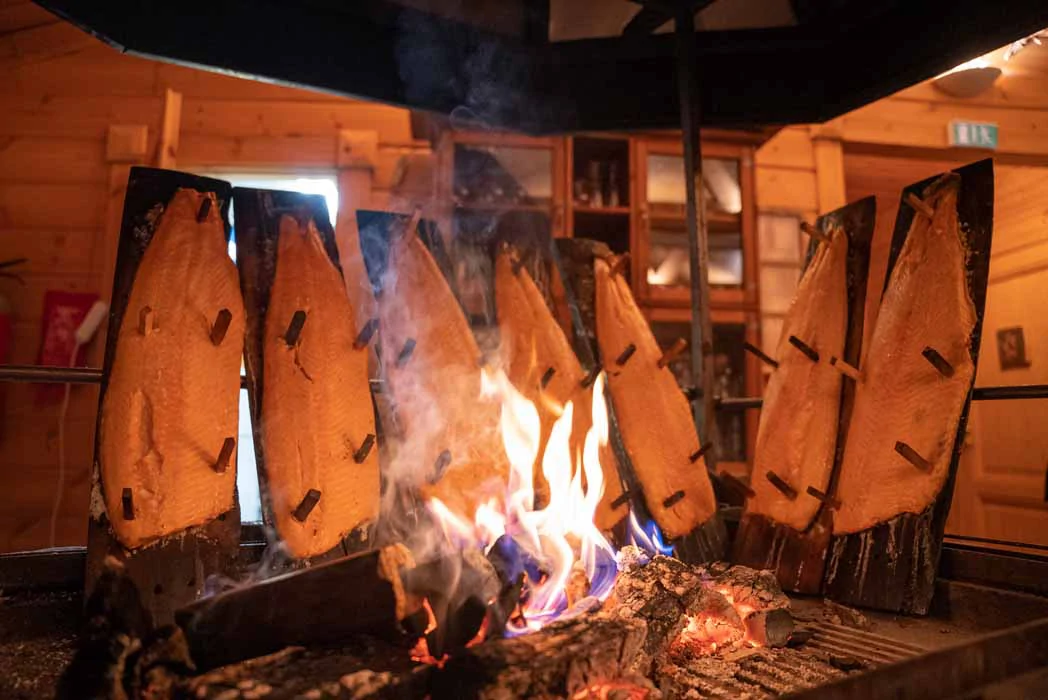 Saumons cuits au feu de bois au restaurant Jierra de l’hôtel Jeris