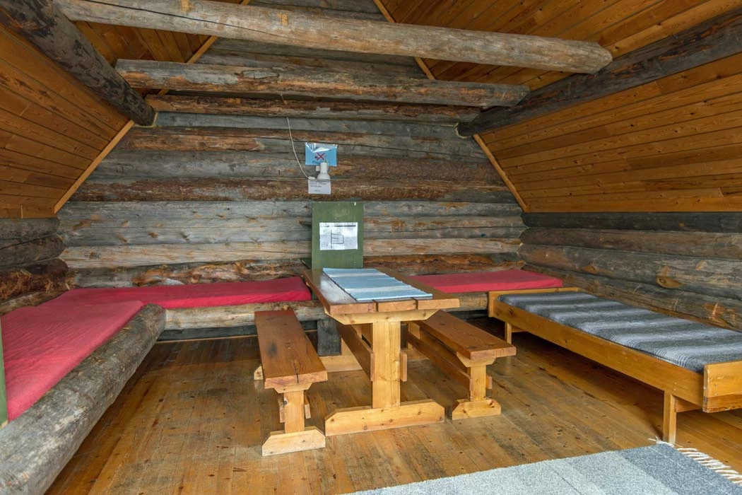 Intérieur d’un chalet de camping à l’hôtel Galdotieva