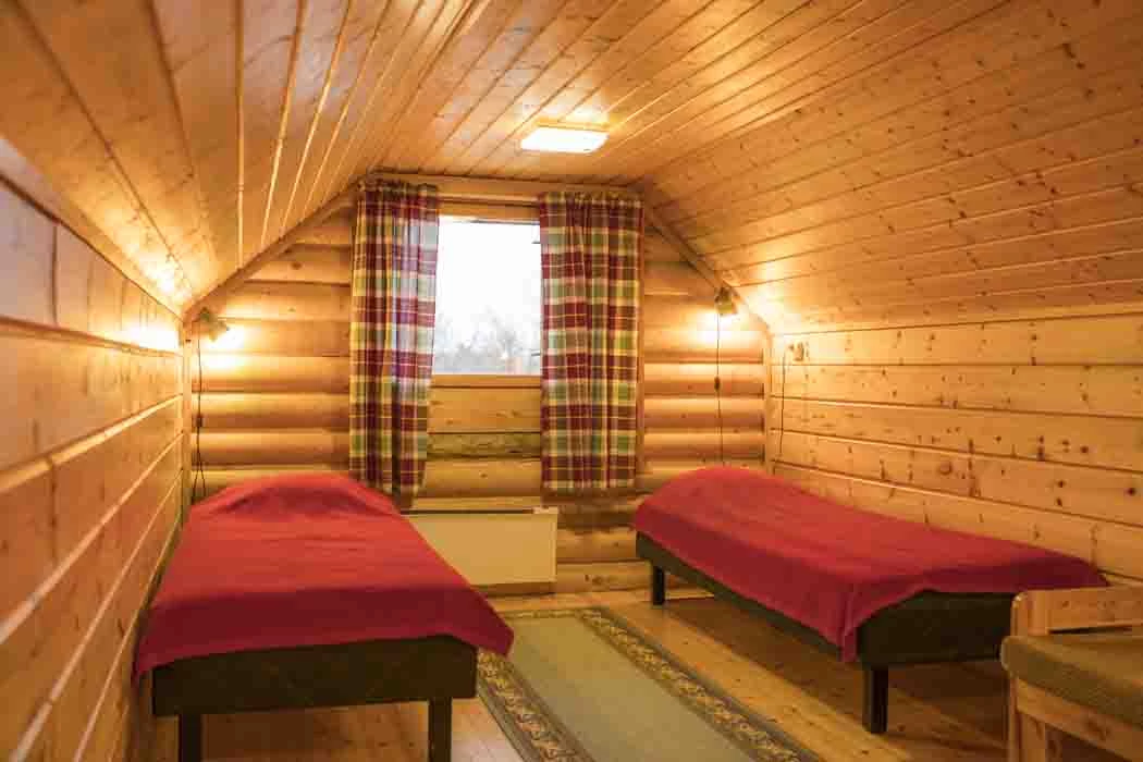 Lits twin d’un chalet avec sauna de l’hôtel Gadotieva