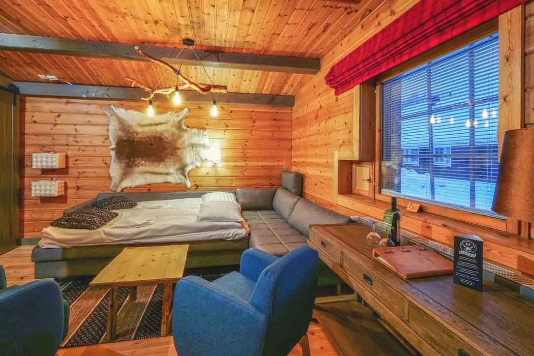 Canapé ouvert de la chambre avec sauna Plus de l’hôtel Harriniva