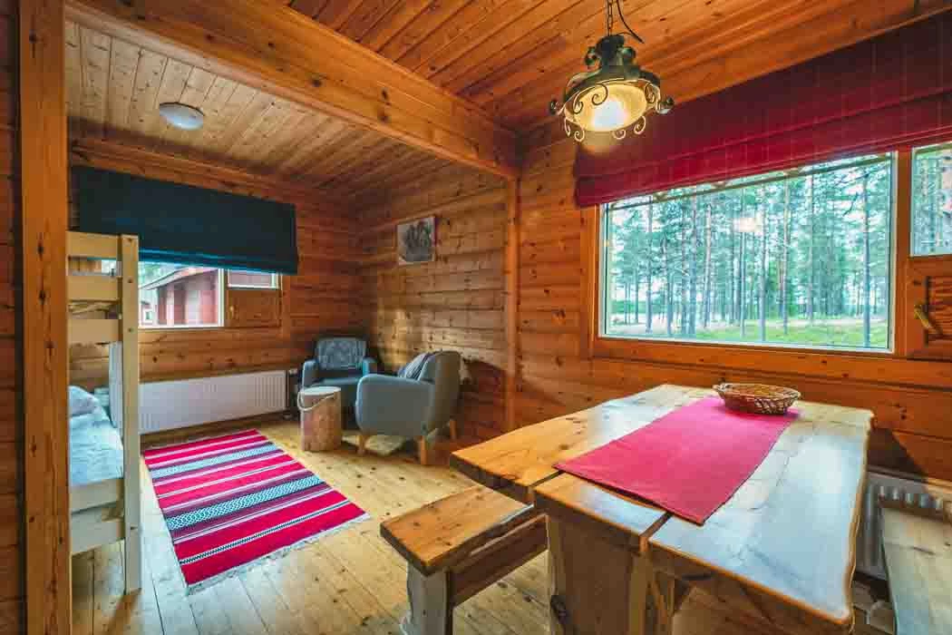 Salon et lits superposés d’un chalet avec sauna de l’hôtel Torassieppi
