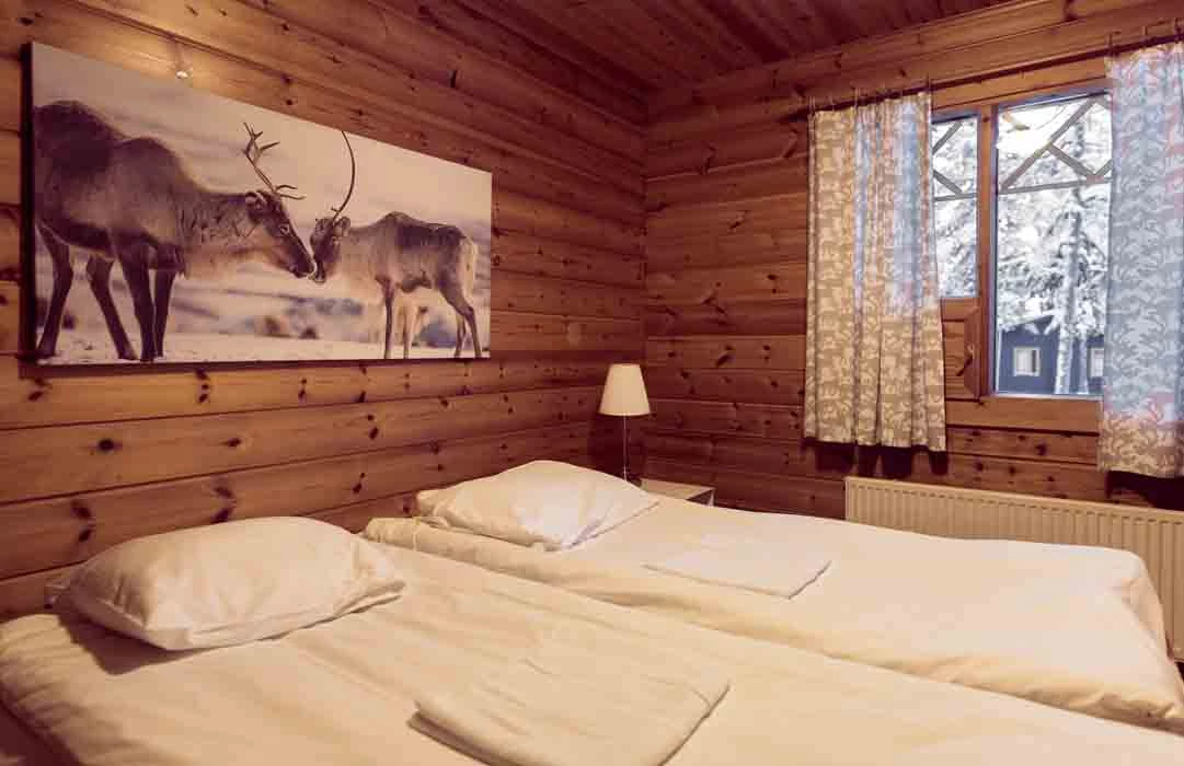 Chambre double d’un chalet avec sauna de l’hôtel Torassieppi