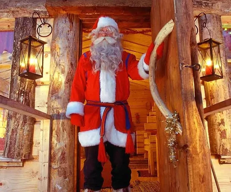 Le Père Noël devant la porte de sa maison non loin d'Harriniva à Noël