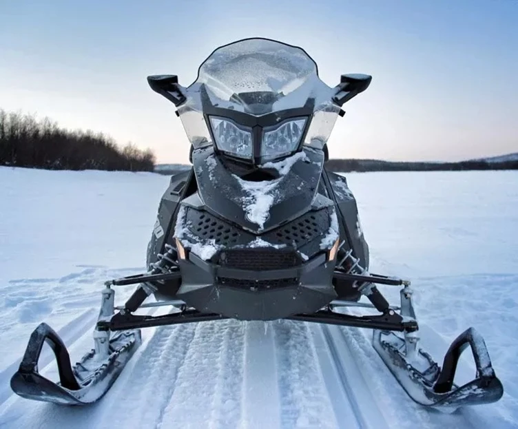 Motoneige stationnée sur un lac gelé près de Jeris à Noël