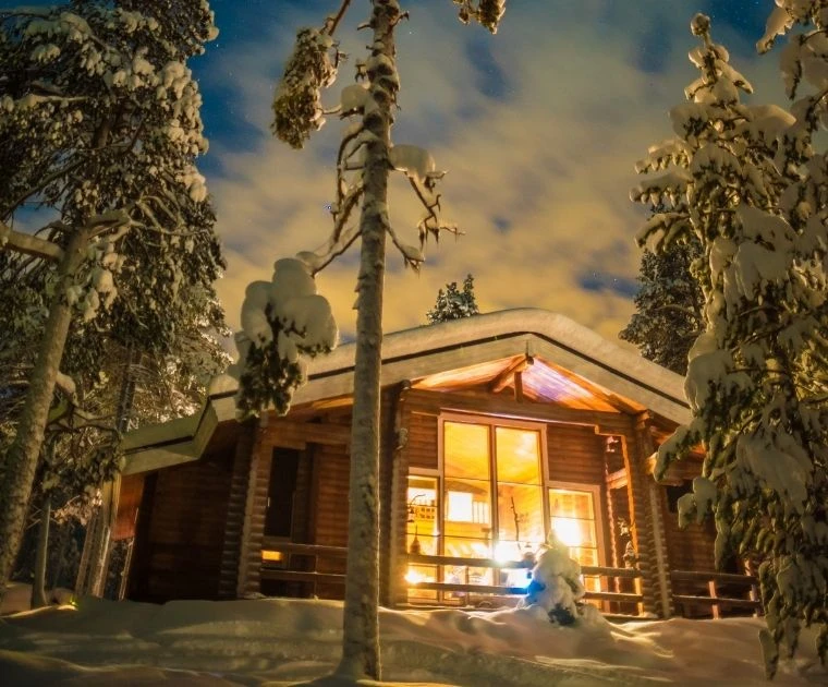 Vue sur le chalet de Vuontis illuminé pour la soirée du Nouvel An